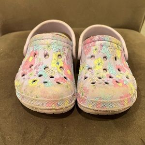 Fuzzy girls crocs! Size 6
